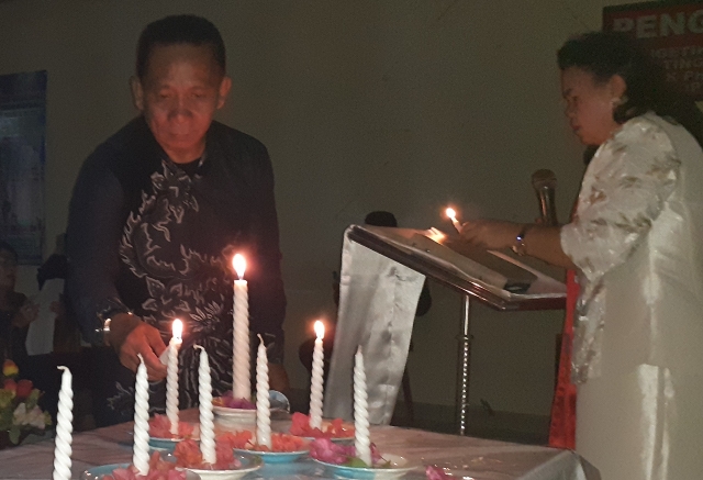 Pemasangan Lilin Natal oleh Ketua PWI Sulut Voucke Lontaan.