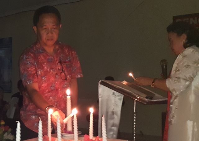 Pemasangan Lilin Natal oleh Sekretaris PWI Sulut Jemmy Saronsong