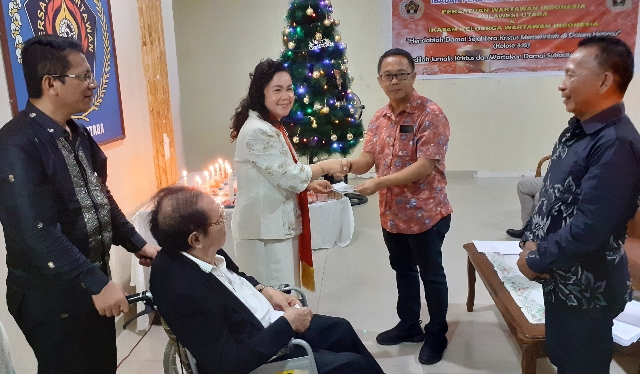 Penyerahan Diakonia Natal oleh Sekretaris PWI Sulut Jemmy Saronsong kepada Ibu Gembala Nuriantji Sualang Tewal STh