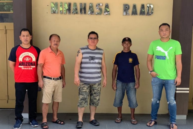 Jenry Sualang SPd MAP, Kadis Kebudayaan Daerah Provinsi Sulut (gaun singlet) bersama jajaran di depan Gedung Minahasa Raad, Senin (30/12/2019)