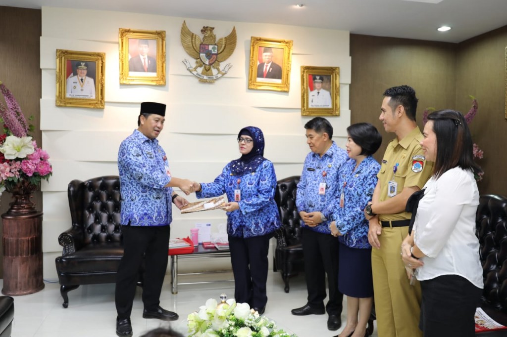 Wakil Gubernur Sulut Drs Steven OE Kandouw menyerahkan SK Penjabat Sekretaris Daerah Kabupaten Bolaang Mongondow Timur (Boltim) kepada dr Bahagia Rejeki Mokoagow, Senin (02/12/2019).