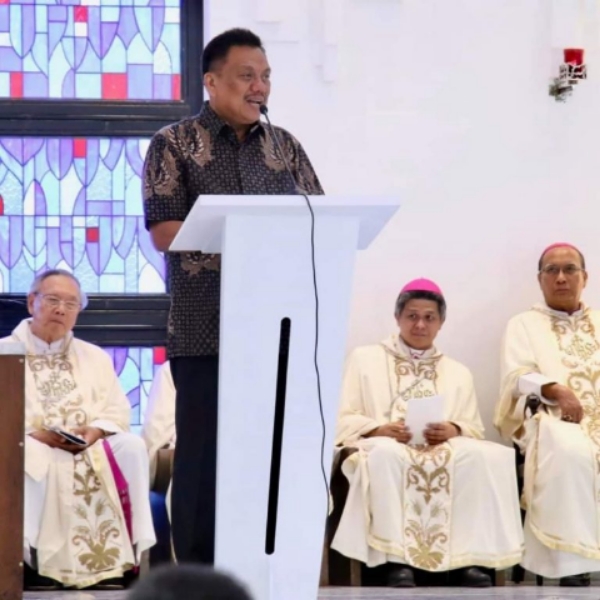 Gubernur Olly Dondokambey SE saat membawakan sambutan pada pemberkatan dan peresmian Gereja Katolik Santo Nikolaus di Kampus SMP & SMA Lokon St. Nikolaus, Tomohon, Jumat (06/12/2019).