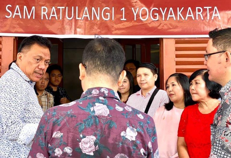 Gubernur Olly Dondokambey SE saat berbincang-bincang dengan para mahasiswa asal Sulut di Asrama Mahasiswa Sam Ratulangi Yogyakarta, Sabtu (14/12/2019)