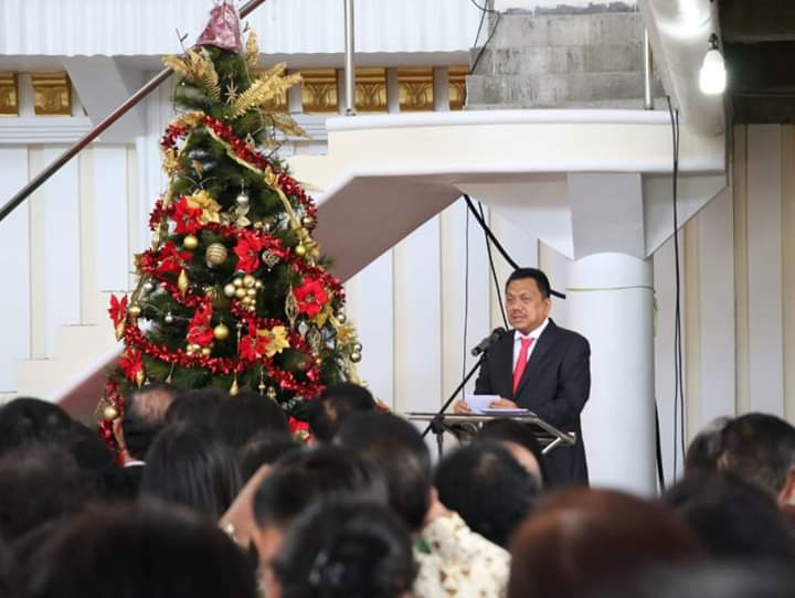 Gubernur Olly Dondokambey SE menyampaikan pesan Natal saat beribadah Natal bersama Jemaat GMIM Getsemani SAKOBAR, Manado, Rabu (25/12/2019) pagi