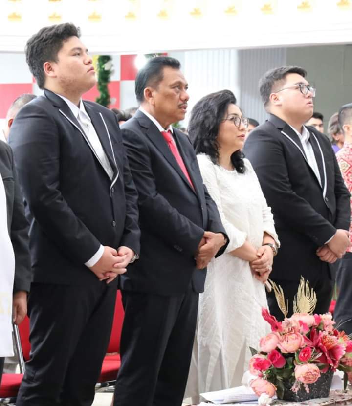 Gubernur Olly Dondokambey SE bersama Istri tercinta Ir Rita Maya Dondokambey Tamuntuan dan kedua putranya