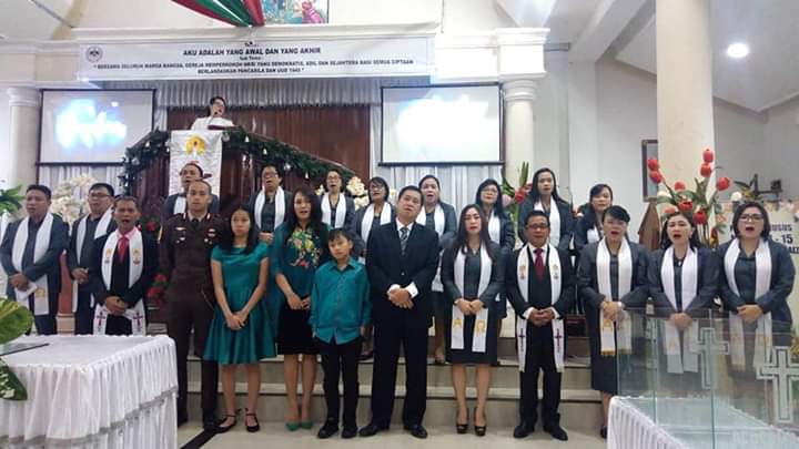 Wakil Gubernur Sulut Drs Steven OE Kandouw bersama Istri tercinta dr Kartika Devi Kandouw Tanos MARS dan putra/i Ibadah Natal bersama Jemaat GMIM Eben Haezer Bumi Beringin Manado