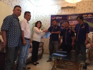 Bakal Calon Bupati Selvi Tambahani saat mendaftarkan diri ke Partai Nasdem Minut.