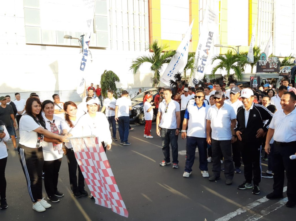 Wakil Ketua TP PKK Provinsi Sulut dr Kartika Devi Kandouw Tanos MARS melepas peserta Jalan Sehat dalam rangka Hari Ibu, Sabtu (08/12/2019).