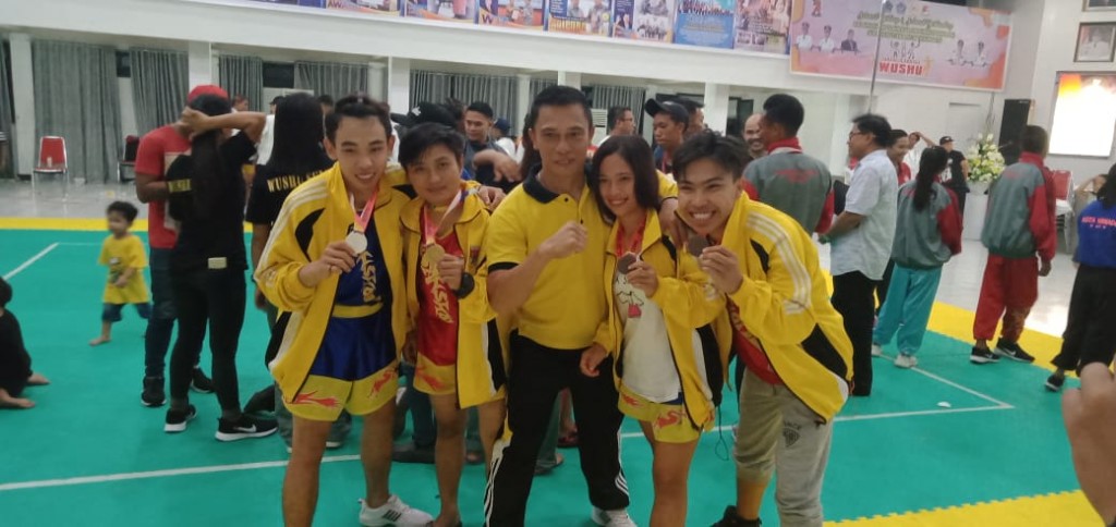 Atlit Wushu peraih prestasi bersama Pelatih Sampel Kasenda