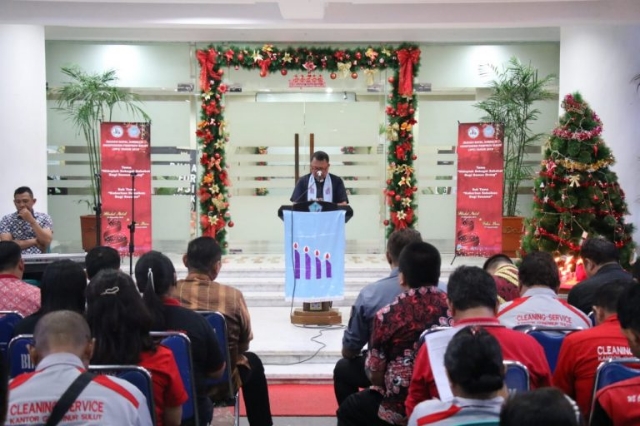 Pdt Lucky Rumopa MTh saat memimpin Perayaan Pra Natal komunitas JIPS