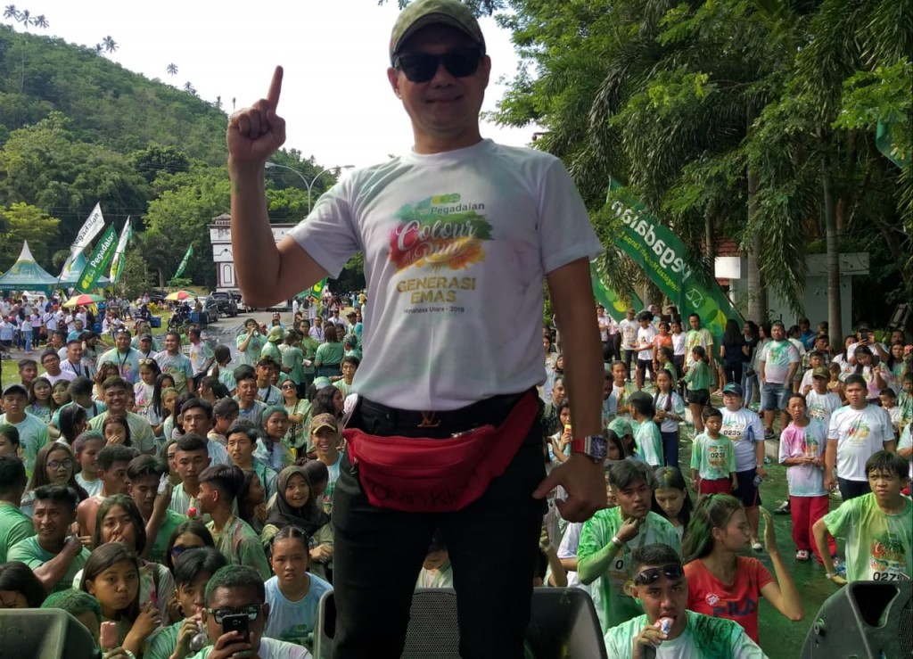 Joune Ganda SE lebur bersama ribuan milenial, generasi emas Minahasa Utara di acara Colour Run Pegadaian Wilayah 2 Manado, Sabtu (14/12/2019)