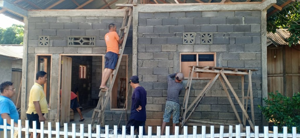 Pelaksanaan bedah rumah di rumah salah satu anggota KBK Unit III St. Paulus Neri