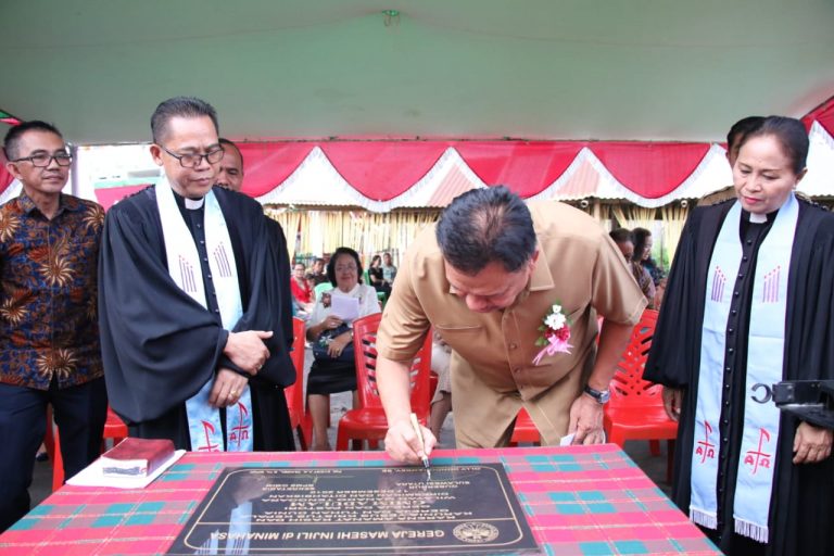 Gubernur Olly Dondokambey SE saat menandatangi prasasti peresmian Gedung GMIM Adulam Manado, Selasa (17/12/2019)