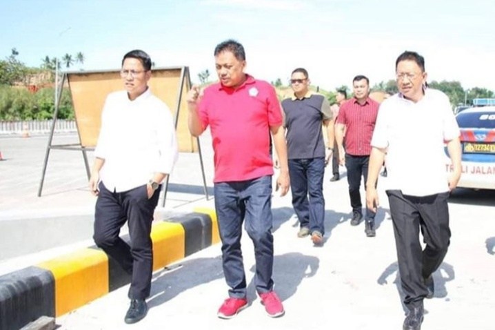 Gubernur Olly Dondokambey SE saat meninjau Jalan Tol Manado - Bitung, Selasa (24/12/2019) pagi.