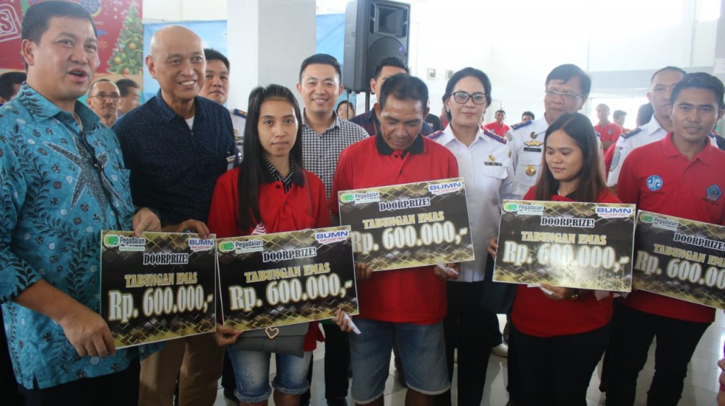 Wakil Gubernur Sulut Drs Steven OE Kandouw bersama warga kepulauan di kegiatan Mudik Gratis hasil kerjasama Pemprov Sulut dan BUMN, Jumat (20/12/2019)