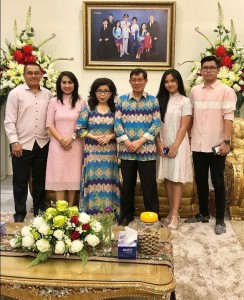Keluarga Lumentut-Kolanus bersama Keluarga Walikota Manado GS. Vicky Lumentut dan Ny. Paula Runtuwene.