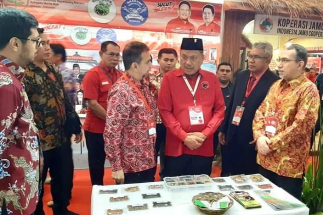 Ketua DPD PDI Perjuangan Sulut yang juga Gubernur Sulut Olly Dondokambey SE saat berbincang dengan sejumlah pengunjung stand Pameran Produk unggulan Sulut di HUT ke 47 PDI Perjuangan di JIEX Jakarta, Jumat (10/01/2020)
