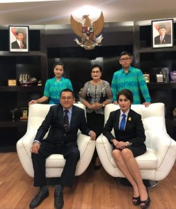 POSE: Keluarga Besar Lumentut-Kolanus Ir. Audy Maranatha Ventje Lumentut MT dan Sym Franseska Julia Kolanus S.ik