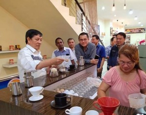 TELADAN: Tampak Walikota GS. Vicky Lumentut tanpa dilayani menyajikan seduhan kopi sendiri.