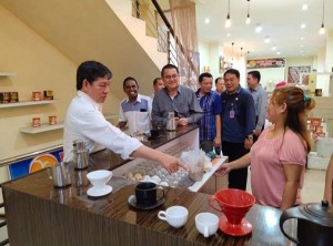 Tampil bersama menjajaki nikmatnya Kopi di salah satu kedai di Kota Manado.