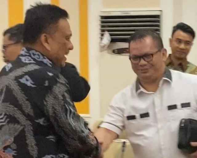Gubernur Olly Dondokambey SE berjabatan tangan dengan dr Elly Engelbert Lasut ME di Kemendagri, Rabu (15/01/2020)