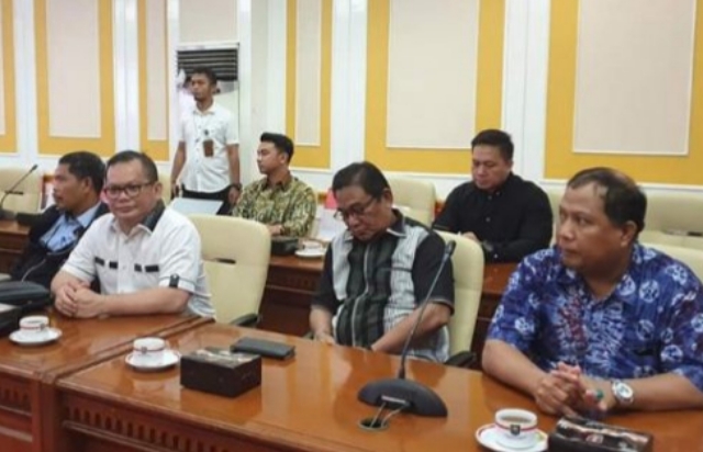 dr Elly Engelbert Lasut ME dan Moktar Arunde Parapaga (E2L - MANTAP) di Kemendagri