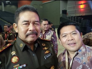 AKRAB: Tampak Ketua DPRD Minut Denny Kamlon Lolong foto bersama Kepala Kejaksaan Agung (Kajagung) Burhannudin saat 