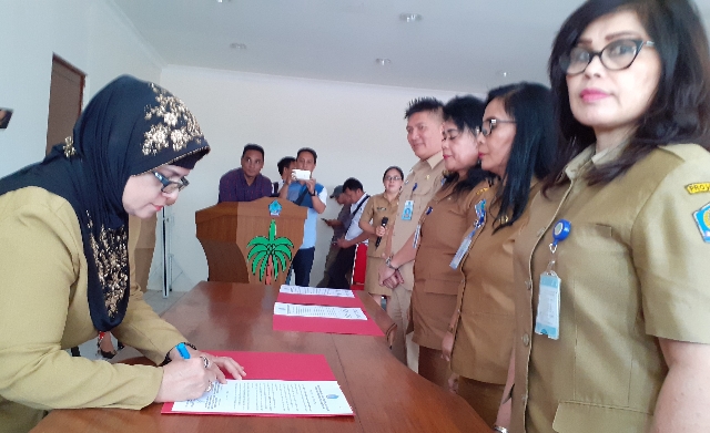 DR BAHAGIA REJEKI MOKOAGOW MSI,MKES, Kepala Dinas Kependudukan, Catatan Sipil dan KB Daerah Provinsi Sulut (kiri)
