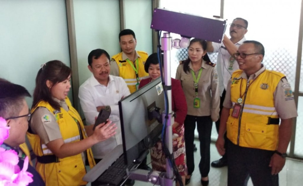 Menteri Kesehatan RI dr Terawan saat mengecek kesiapsiagaan aparat dan peralatan di Bandara Internasional Sam Ratulangi Manado, Minggu (26/01/2020)