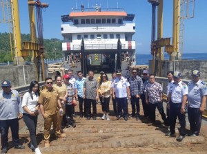TINJAU: Bersama Dinas Perhubungan, Komisi II DPRD Minut melakukan pemantauan di lokasi pelabuhan Feri yang berada di Desa Munte Kecamatan Likupang Barat.