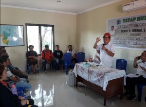 Memberikan penjelasan terkait fungsi dan peran anggota DPRD Minut kepada para petugas Kebersihan di TPA Sawangan.