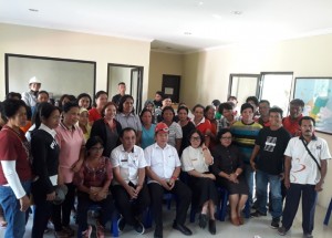 POSE: Puluhan petugas kebersihan foto bersama Ketua DPRD Minut dan Kadis Lingkungan hidup bersama jajaran DLH.