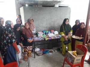 Ibu-ibu Jamaah tampak melayani jamuan makan siang kepada aparat yang melakukan perbaikan bangunan Balai Pertemuan.