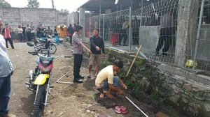 Kapolres Minut AKBP. Grace Rahakbau M.Si tampak turun langsung memimpin perbaikan bangunan balain pertemuan di Perumahan Agape