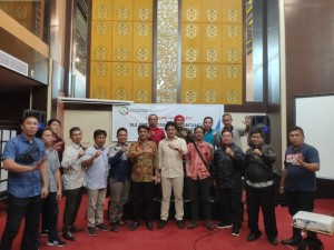 AKRAB : Para peserta diskusi dan pembicara foto bersama usai kegiatan.