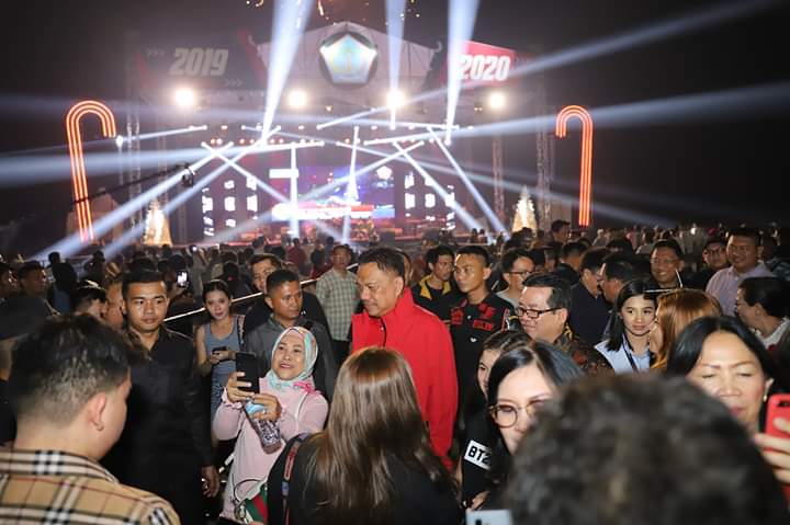 Gubernur Olly Dondokambey SE dan Wagub Drs Steven OE Kandouw saat berbaur dengan masyarakat di Malam Tahun Baru 01 Januari 2020