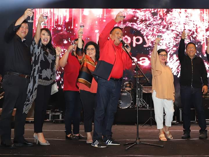 Gubernur Olly Dondokambey SE dan Wagub Drs Steven OE Kandouw dan yang hadir di panggung utama mengangkat toast menyambut Tahun Baru 01 Januari 2020