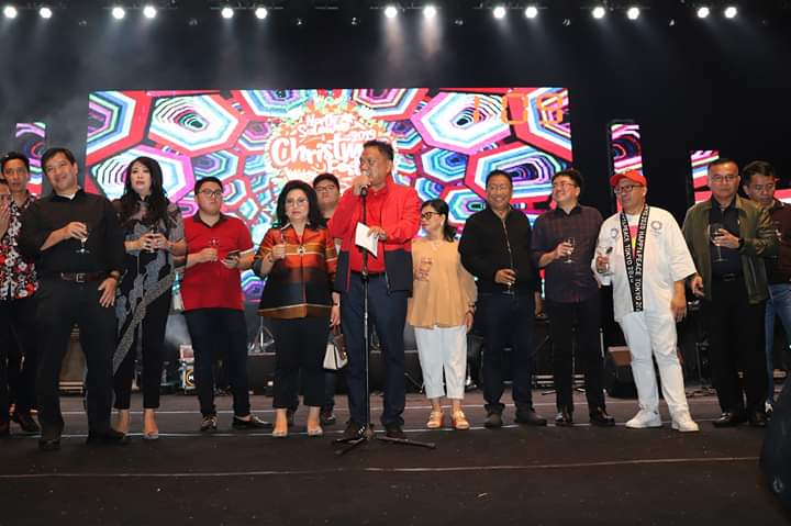 Gubernur Olly Dondokambey SE saat berada di panggung utama di acara Pisah Tahun, Selasa (31/12/2019) malam