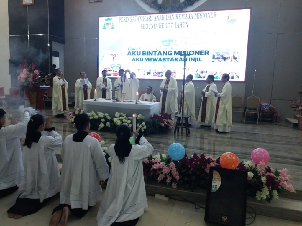 Misa yang dipimpin Mgr. Rolly di dampingi Mgr. Josef Suwatan MSC, tujuh imam dan Frater Diakon Jufry Dotulong Pr