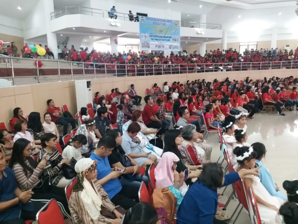 Anak dan Remaja serta orang tua dan pembina Sekami yang menghadiri misa peringatan Hari Anak dan Remaja Misioner Kevikepan Manado.