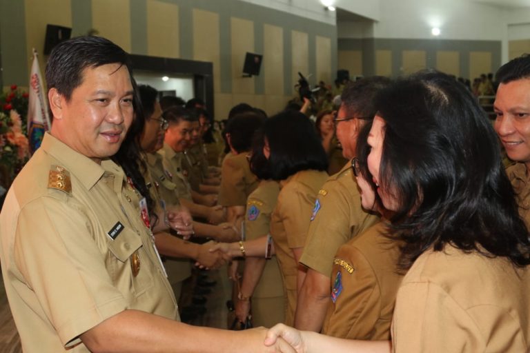 Wakil Gubernur Sulut Drs Steven OE Kandouw saat menyalami para ASN dan THL usai Apel Perdana tahun 2020, Senin (06/01/2020) pagi