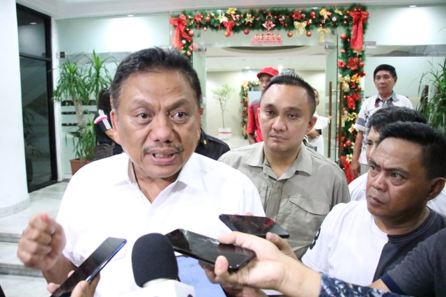 OLLY DONDOKAMBEY SE, Gubernur Provinsi Sulawesi Utara saat memberikan keterangan pers, Kamus (16/01/2020)