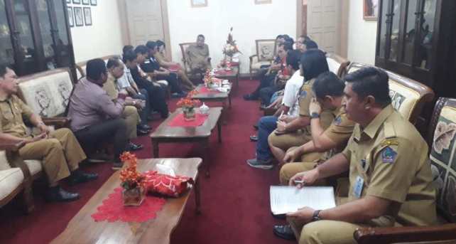 Para pengurus Serikat Pekerja dan Serikat Buruh Sulut difasilitasi Dinas Tenaga Kerja dan Transmigrasi Daerah Provinsi Sulut bertemu dan berdialog dengan Gubernur Olly Dondokambey SE, Senin (20/01/2020)