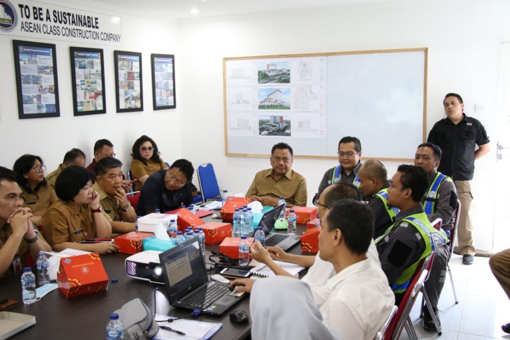 Gubernur Olly Dondokambey SE saat mendengarkan pemaparan progres pembangunan RSUD Provinsi Sulut