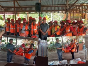 POSE: Ketua DPRD Minut foto bersama Petugas Kebersihan usai membagikan bantuan atribut di KNT Resto rabu kemarin.