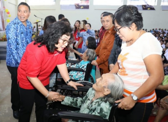 Ketua TP PKK Provinsi Sulut Ibu Ir Rita Maya Dondokambey Tamuntuan bersama Lansia di Kota Tomohon