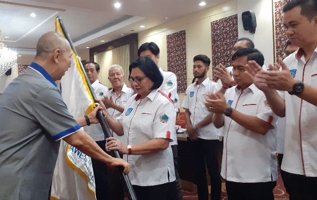 Ketua Umum Pengurus Pusat PERBASI Danny Kosasih menyerahkan Pataka PERBASI Sulut kepada Ketua Umum Pengprov PERBASI Sulut Dra Adriana Dondokambey MSi, Sabtu (08/02/2020) malam