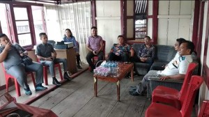 AKRAB: Suasana akrab dan santai tampak saat kunjungan supervisi Komisioner Bawaslu Minut ke Panwaslu Kecamatan Airmadidi.