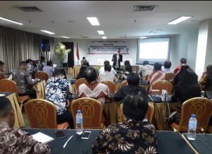 ARAHAN: Rahman Ismail, SH. Komisioner Badan Pengawas Pemilu Kabupaten Minahasa Utara tampak memberikan materi terkait penguatan dan peningkatan SDM kepada panwas kecamatan di Sutan Raja Hotel.