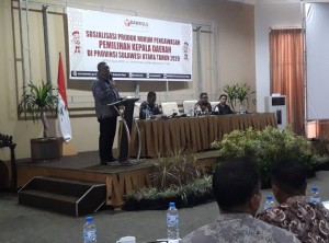 Fritz Edward Siregar saat memberikan materi dan membuka kegiatan sosialisasi produk hukum yang dilaksanakan oleh Bawaslu Sulut.